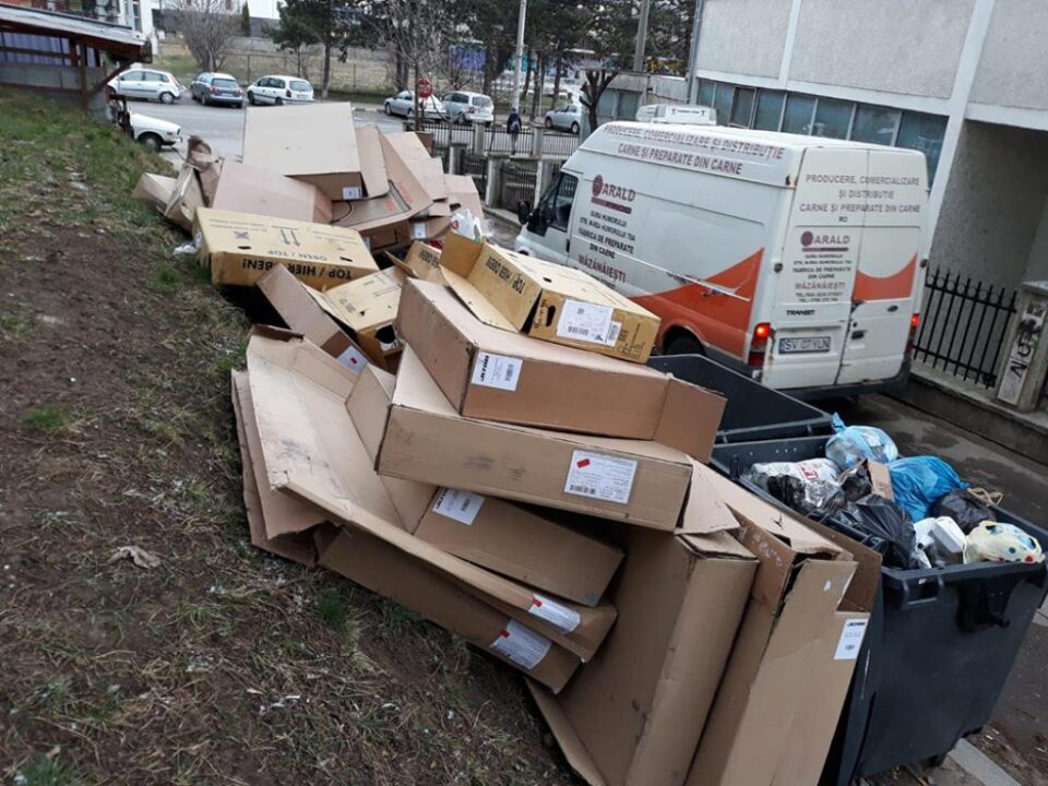 O firmă a fost amendată pentru că a aruncat la gunoi ambalaje din hârtie-carton în mod necorespunzător și fără a le împături