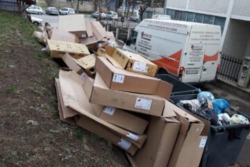 O firmă a fost amendată pentru că a aruncat la gunoi ambalaje din hârtie-carton în mod necorespunzător și fără a le împături
