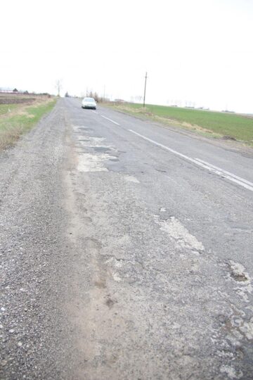 Drumul național Suceava-Dorohoi se prezintă prost după tratamentul cu piatră concasată de anul trecut