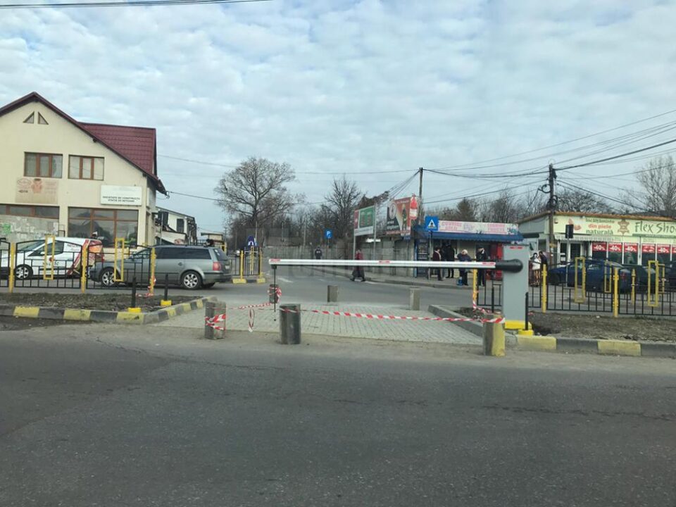 Bariera va fi ridicată pentru acces în afara orelor de funcționare a Bazarului – luni toată ziua, iar de marți până duminică între orele 14.30-05.00