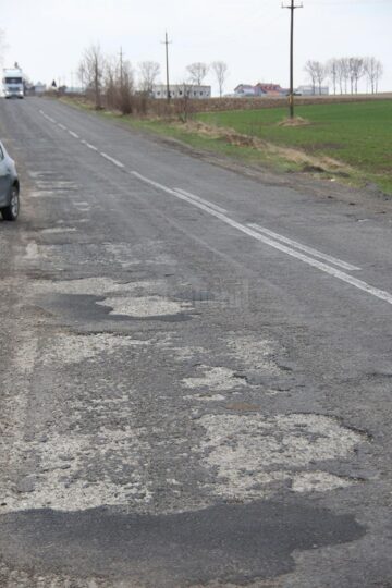 Drumul național Suceava-Dorohoi se prezintă prost după tratamentul cu piatră concasată de anul trecut