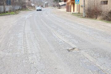 Drumul național Suceava-Dorohoi se prezintă prost după tratamentul cu piatră concasată de anul trecut