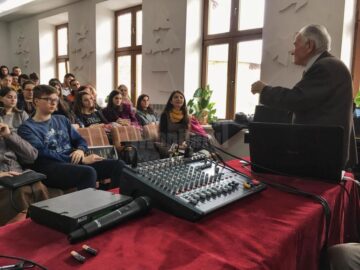 Lecție de istorie cu foștii deținuți politici Radu Bercea și Toma Filaret, la Colegiul de Artă Suceava
