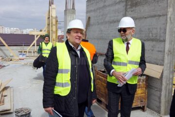 Gheorghe Flutur și Vasile Rîmbu pe șantierul noului ambulatoriu