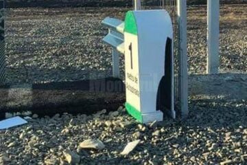 Borna kilometrică de la care au pornit toate discuțiile legate de vandalizarea autostrăzii de un metru a lui Ștefan Mandachi Borna kilometrică de la care au pornit toate discuțiile legate de vandalizarea autostrăzii de un metru a lui Ștefan Mandachi