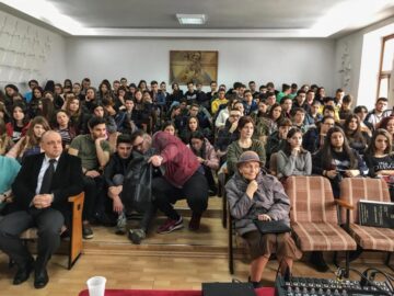 Lecție de istorie cu foștii deținuți politici Radu Bercea și Toma Filaret, la Colegiul de Artă Suceava