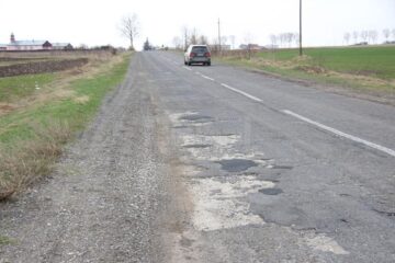 Drumul se prezintă prost pe multe porțiuni după intervenția de anul trecut