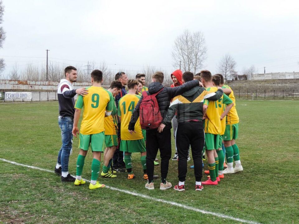 Fotbaliștii de la Zimbru Siret, bucuroși după calificarea în semifinalele Cupei României Fotbaliștii de la Zimbru Siret, bucuroși după calificarea în semifinalele Cupei României