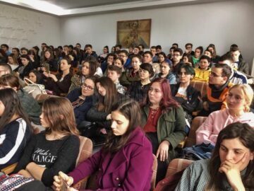 Lecție de istorie cu foștii deținuți politici Radu Bercea și Toma Filaret, la Colegiul de Artă Suceava