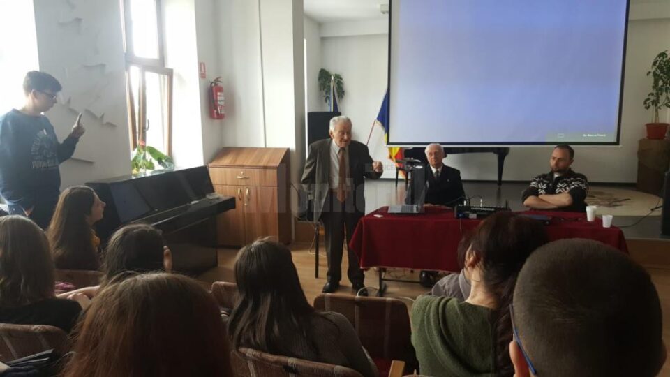 Lecție de istorie cu foștii deținuți politici Radu Bercea și Toma Filaret, la Colegiul de Artă Suceava