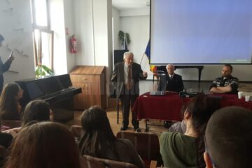 Lecție de istorie cu foștii deținuți politici Radu Bercea și Toma Filaret, la Colegiul de Artă Suceava