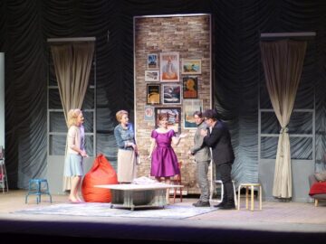 Pentru a doua oară pe scena suceveană, actorii din piesa „All Inclusive”, aplaudați și ovaționați de sute de spectatori