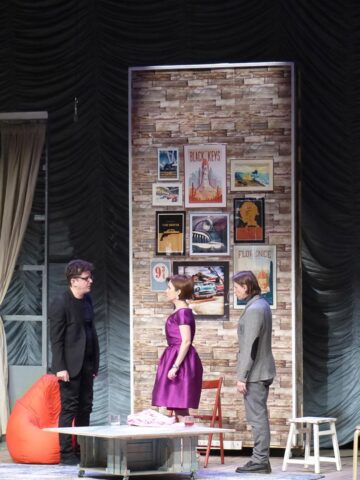Pentru a doua oară pe scena suceveană, actorii din piesa „All Inclusive”, aplaudați și ovaționați de sute de spectatori