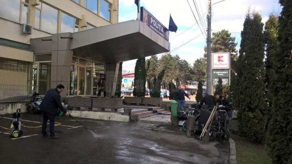 Câțiva polițiști au făcut curat în parcare și în fața sediului Poliției municipiului Suceava Câțiva polițiști au făcut curat în parcare și în fața sediului Poliției municipiului Suceava