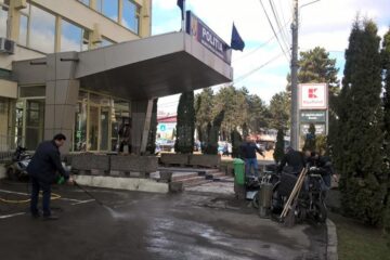 Câțiva polițiști au făcut curat în parcare și în fața sediului Poliției municipiului Suceava