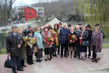 24 de cupluri care au împlinit 50 de ani de căsătorie, surprinse cu o excursie la zona de agrement a Sucevei