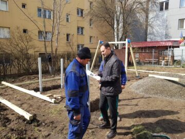 Opt locuri de joacă din Suceava, dotate cu echipamente moderne și covor elastic