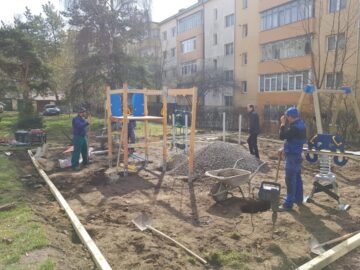 Opt locuri de joacă din Suceava, dotate cu echipamente moderne și covor elastic