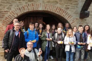 Zeci de elevi și profesori din Spania, Italia, Turcia, Polonia și Lituania au descoperit frumusețea tradițiilor și meșteșugurilor românești