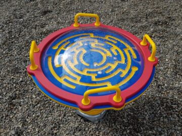 Opt locuri de joacă din Suceava, dotate cu echipamente moderne și covor elastic