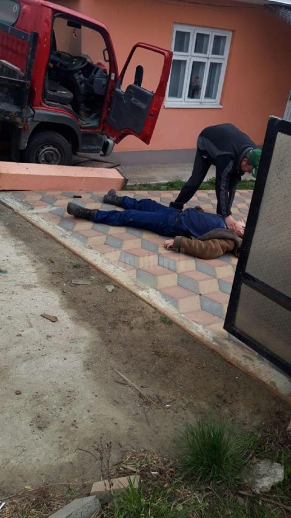 A ajuns la spital după ce mașina cu care circula a fost proiectată în peretele unei case
