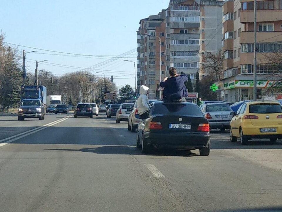 La plimbare pe străzile din Suceava prin turela și geamul BMW-ului