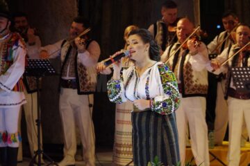 Sală plină și aplauze îndelungi, la regalul de folclor oferit de Laura Olteanu, Orchestra Fraților Advahov și invitații lor