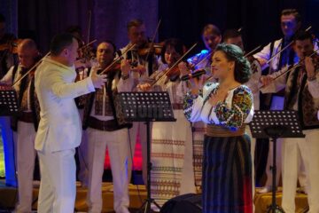 Sală plină și aplauze îndelungi, la regalul de folclor oferit de Laura Olteanu, Orchestra Fraților Advahov și invitații lor