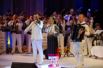 Artista Laura Olteanu, alături de frații Vasile și Vitalie Advahov