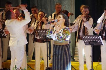 Sală plină și aplauze îndelungi, la regalul de folclor oferit de Laura Olteanu, Orchestra Fraților Advahov și invitații lor