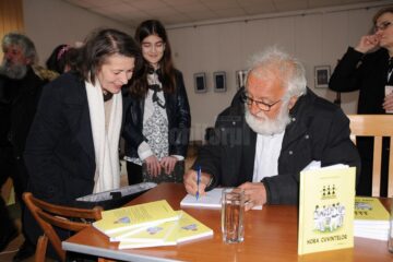 Autorul le-a oferit participanților plachete de poezie purtând semnătura sa