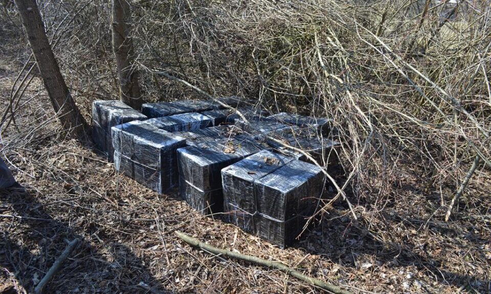 Țigări de aproape 40.000 de euro, descoperite în anexa unei gospodării la Straja