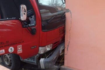 Camioneta a fost proiectată în peretele unei case