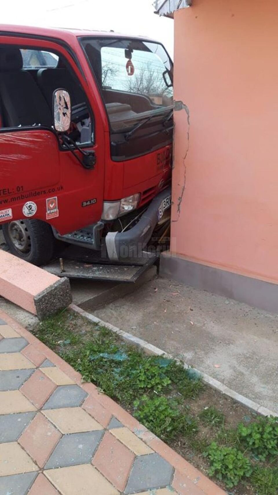 Camioneta a fost proiectată în peretele unei case