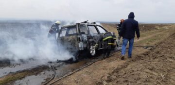 Incendiu pe un câmp de lângă Cumpărătura: un autoturism marca Land Rover a ars ca o torță