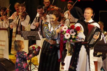 Sală plină și aplauze îndelungi, la regalul de folclor oferit de Laura Olteanu, Orchestra Fraților Advahov și invitații lor