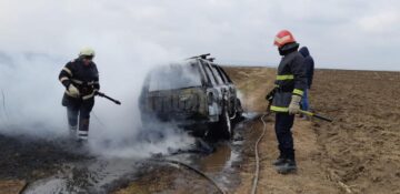 Incendiu pe un câmp de lângă Cumpărătura: un autoturism marca Land Rover a ars ca o torță