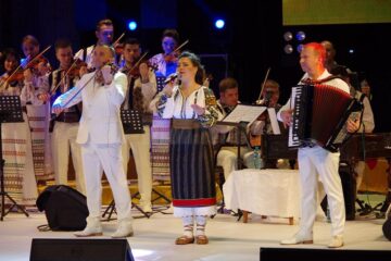 Sală plină și aplauze îndelungi, la regalul de folclor oferit de Laura Olteanu, Orchestra Fraților Advahov și invitații lor