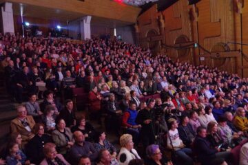 Sală plină și aplauze îndelungi, la regalul de folclor oferit de Laura Olteanu, Orchestra Fraților Advahov și invitații lor