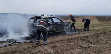 Incendiu pe un câmp de lângă Cumpărătura: un autoturism marca Land Rover a ars ca o torță