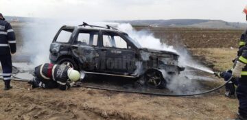 Incendiu pe un câmp de lângă Cumpărătura: un autoturism marca Land Rover a ars ca o torță