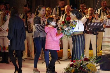 Sală plină și aplauze îndelungi, la regalul de folclor oferit de Laura Olteanu, Orchestra Fraților Advahov și invitații lor