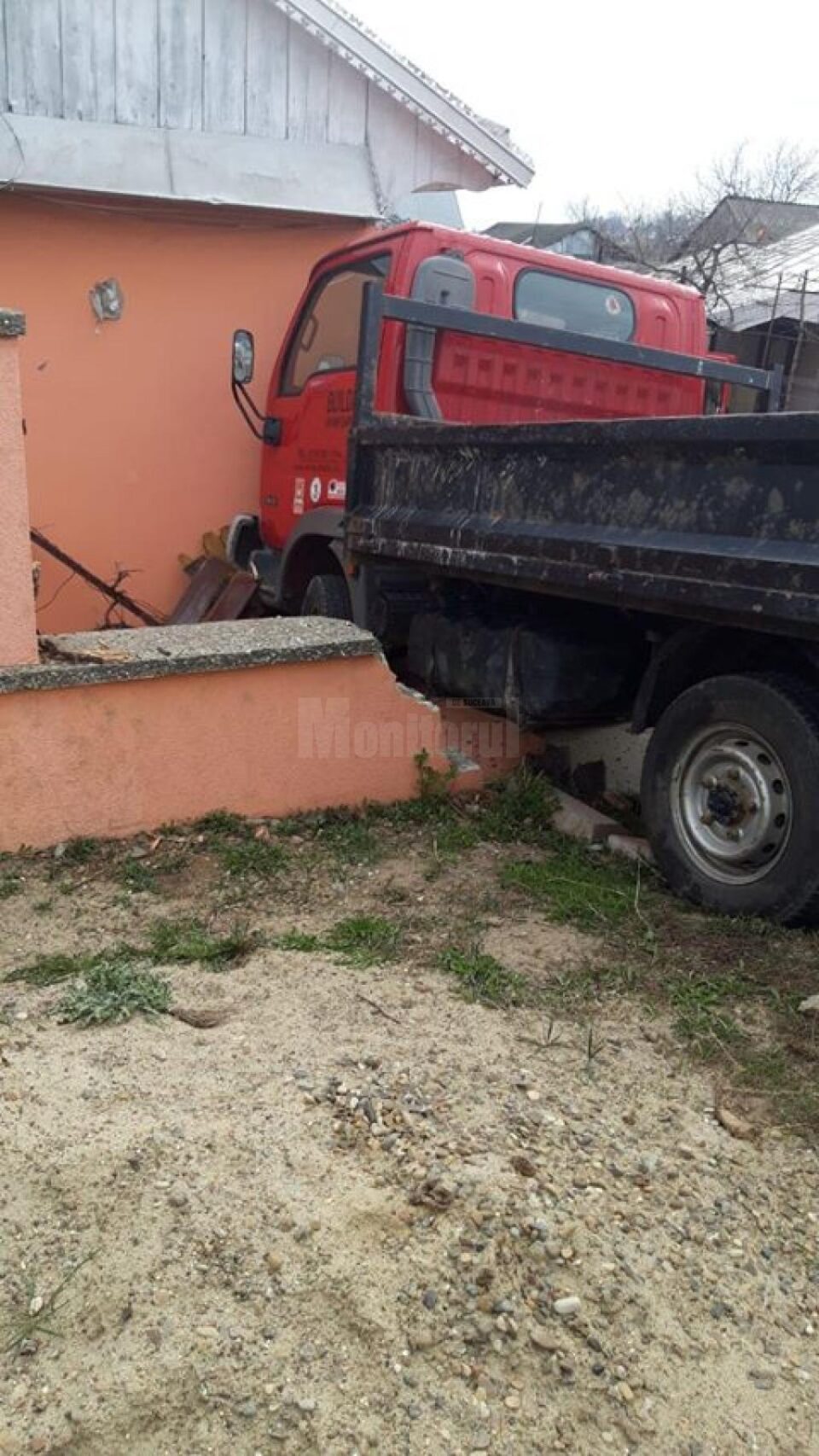 A ajuns la spital după ce mașina cu care circula a fost proiectată în peretele unei case