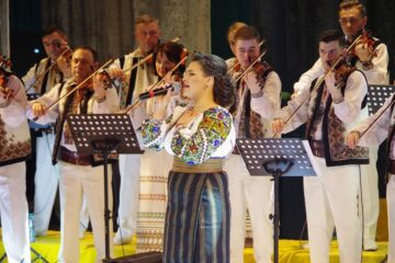 Sală plină și aplauze îndelungi, la regalul de folclor oferit de Laura Olteanu, Orchestra Fraților Advahov și invitații lor