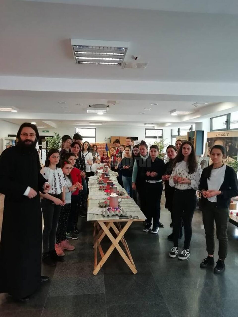 Zeci de copii și tineri au învățat să încondeieze ouă, la Centrul pentru Susținerea Tradițiilor Bucovinene