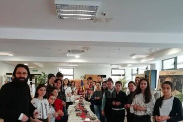 Zeci de copii și tineri au învățat să încondeieze ouă, la Centrul pentru Susținerea Tradițiilor Bucovinene