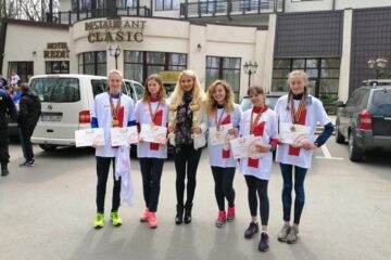 Antrenoarea Erzilia Țîmpău, alături de componentele echipei Rarăul, noua campioană națională