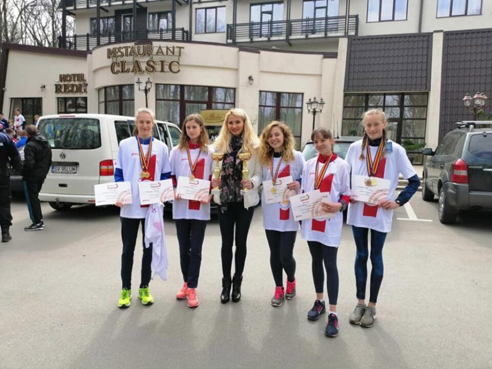 Antrenoarea Erzilia Țîmpău, alături de componentele echipei Rarăul, noua campioană națională Antrenoarea Erzilia Țîmpău, alături de componentele echipei Rarăul, noua campioană națională