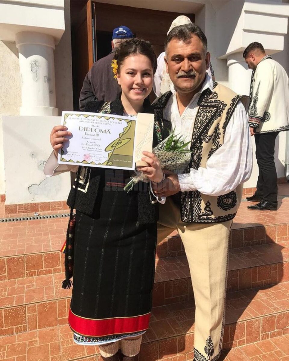 Suceveanca Diana Lungu, alaturi de interpretul Ion Drăgan