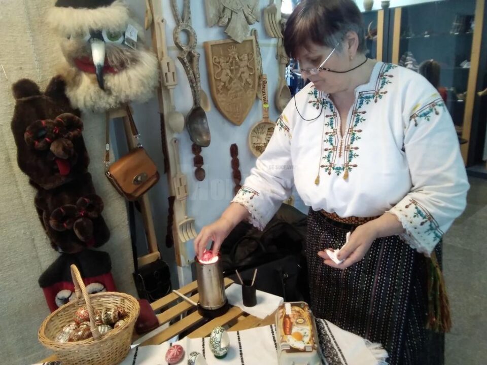 Zeci de copii și tineri au învățat să încondeieze ouă, la Centrul pentru Susținerea Tradițiilor Bucovinene